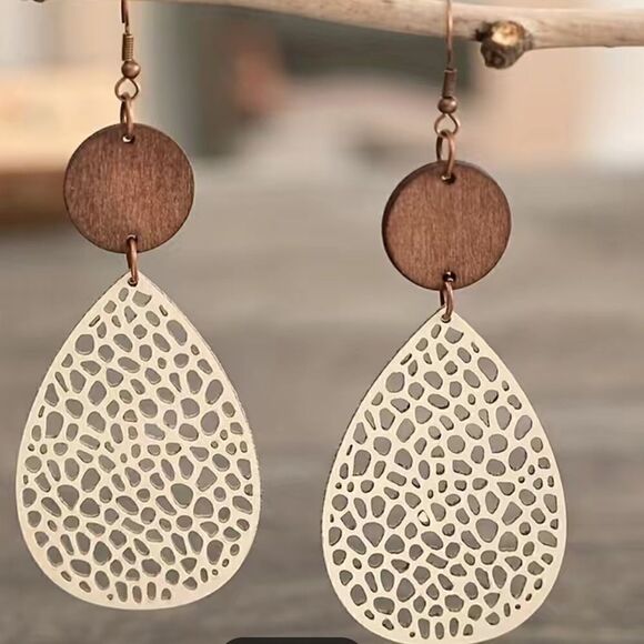 Khaki Color Boho Style PU Leather Leaf Like Dangle Earrings NWT - Picture 1 of 4